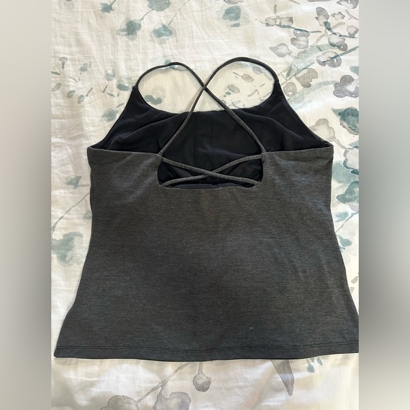 GapFit tank top with built in shelf bra. Medium. - Picture 2 of 3